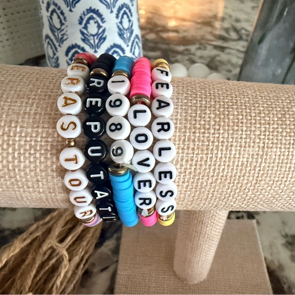 Taylor Swift 5 Piece Friendship Beaded Bracelets - Picture 3 of 6